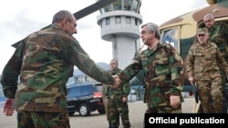 Нагорный Карабах -- Бако Саакян в аэропорту Степанакерта встречает Сержа Саргсяна,18 апреля 2016 г.