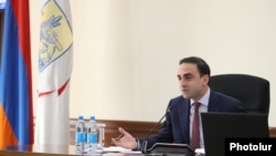 Երևանի քաղաքապետ Տիգրան Ավինյանը ավագանու նիստի ժամանակ, արխիվ
