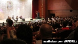 "Bu halkara festiwalyndaky çykyşlar, esasan, şowhun-şagalaňly, aýdym-sazly we tansly sahna çykyşlary boldy".