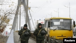 Дотеперішній Московський міст через Дніпро в Києві з патрулем Нацгвардії, фото 2015 року