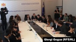 За последние несколько месяцев вопрос финансирования студентов, не имеющих возможности заплатить за обучение, перед представителями правящей партии поднимали как члены разных студенческих организаций, так и оппоненты