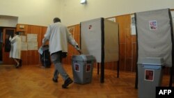 На снимке: один из избирательных участков в день парламентских выборов в Чехии. Октябрь 2010 года. Именно в 2010 году был начат проект "Школьные выборы" 