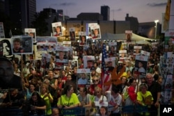 Газада согушкерлрдин барымтасында отурган жакындарынын сүрөттөрүн көтөргөн акциянын катышуучулары, 9-аугст, 2025-жыл