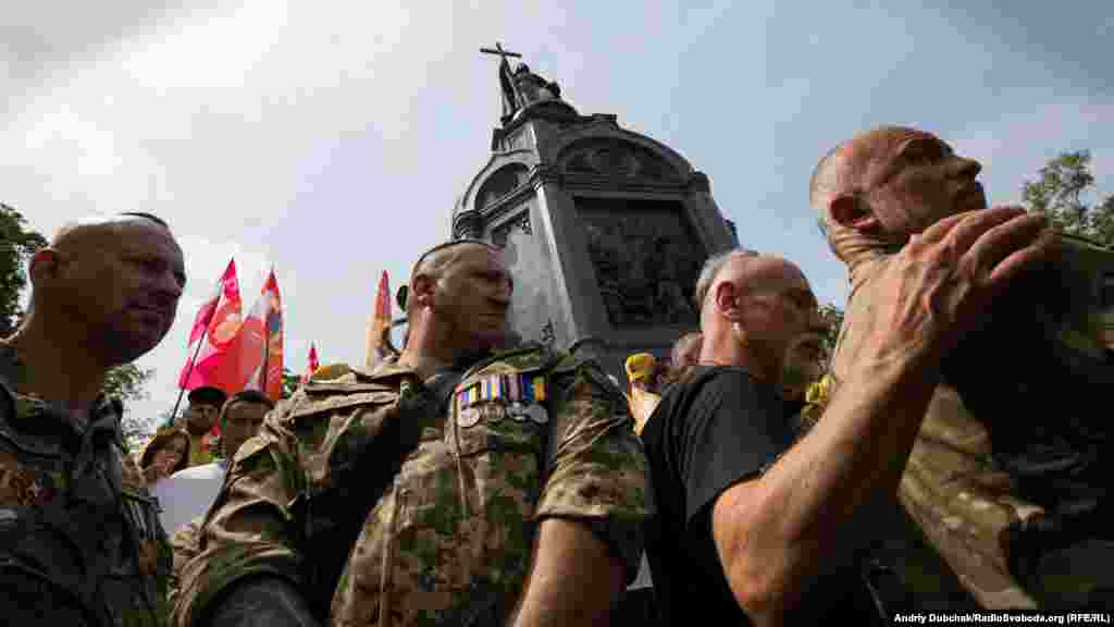 Ветерани добровольчих батальйонів під час молебня Української православної церкви Київського патріархату з нагоди річниці хрещення Київської Русі-України на Володимирській гірці в Києві, 28 червня 2017 року ПЕРЕГЛЯНЬТЕ ФОТОГАЛЕРЕЮ