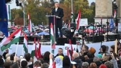 Акции сторонников и противников Орбана в Будапеште: как партии "Фидес" и "Тиса" готовятся к выборам