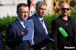 Глава российской делегации, советник президента РФ Владимир Мединский общается с прессой после встречи во дворце Чираган в день второго раунда мирных переговоров между Россией и Украиной, в Стамбуле. Турция, 2 июня 2025 года