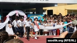 Өзбек мектептерінің біріндегі соңғы қоңырау шарасы.  25 мамыр 2015 жыл. (Көрнекі сурет)