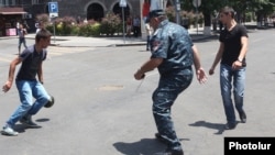 Բողոքի ցույցի մասնակից տղան և ոստիկանը ֆուտբոլ են խաղում, 25-ը հունիսի, 2015թ․