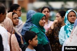 Людзі сабраліся на месцы здарэньня