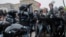 Ресейлік оппозициялық саясаткер Алексей Навальныйды қолдап наразылық шеруіне шыққандарға күш қолданып жатқан полиция жасағы. Мәскеу, 23 қаңтар 2021 жыл.