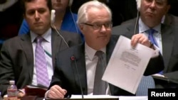 Посол России в ООН Виталий Чуркин показывает фотокопию документа