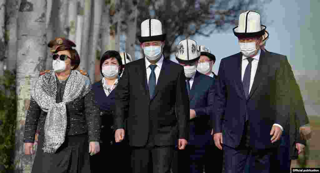 Президент Садыр Жапаров, экс-президенттер Сооронбай Жээнбеков менен Роза Отунбаева.