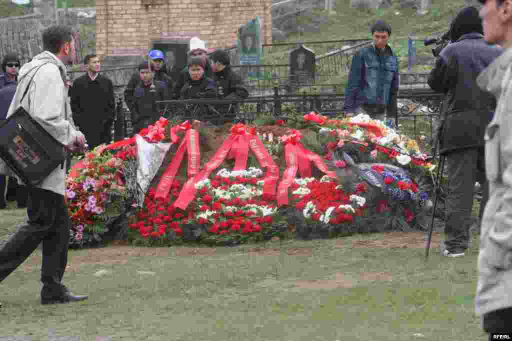 2009-жылдын 8-январында Медет Садыркулов президенттик администрациянын башчылыгынан бошотулган - Kyrgyzstan -- Funeral of Medet Sadyrkulov, Former Head of Presidential Staff,12april2009