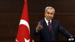 Муовини нахуствазири Туркия Булент Аринч.