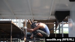 Узбекский мигрант-сварщик на строительном объекте в Нижнем Новгороде.  