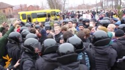 Під Межигір’ям міліція заблокувала активістів