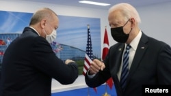 ԱՄՆ նախագահ Ջո Բայդենը և Թուրքիայի նախագահ Ռեջեփ Էրդողանը հանդիպում են Բրյուսելում՝ ՆԱՏՕ-ի գագաթնաժողովի շրջանակում, 14-ը հունիսի, 2021թ.