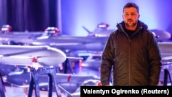 Владимир Зеленский на фоне дронов-ракет "Пекло"