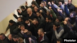 Ցուցարարները կառավարության շենքում, 10-ը նոյեմբերի, 2020թ․