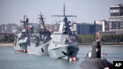 Корабли ЧФ России во время празднования Дня Военно-морского флота РФ в Новороссийске, 31 июля 2022 года. (Фото AP)