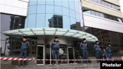 «Էրեբունի Պլազա» բիզնես կենտրոնը` շրջապատված ոստիկաններով, Երևան, 23 հունվարի, 2020թ.
