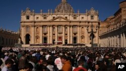 Люди чекають перед похороном папи Франциска на площі Святого Петра у Ватикані, 26 квітня 2025 року