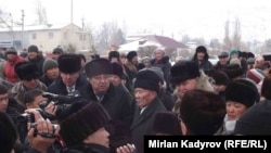 Митингге чыккандардын талаптарын өкмөттүн облустагы өкүлү Аманбай Кайыпов угуп, талаптардын баарын өкмөт башчыга жеткирүүгө убада кылды. 