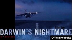 Русский летчик в фильме «Кошмар Дарвина»: «Я вез в Европу виноград, а из Европы я вез оружие. Я всегда говорю, что каждый получил свой новогодний подарок. Дети в Европе получили виноград из Африки, а дети в Африке получили автоматы Калашникова»