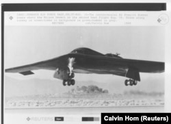 B-2 bombardmançısı 1989-cu ildə ikinci sınaq uçuşu zamanı Moxave səhrası üzərində.