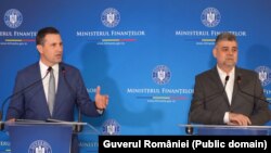 Premierul Marcel Ciolacu (d) și ministrul Finanțelor, Tanczos Barna (s). 15 ianuarie 2025.