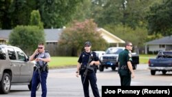 Полицейские блокировали одну из дорог после нападения в Батон-Руж (Луизиана, 17 июля 2016 года)