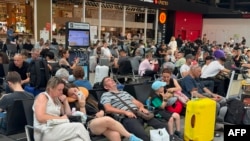 Пасажыры ў чаканьні рэйсаў у адным з аэрапортаў Масквы. 28 ліпеня 2025