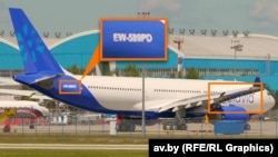 Самалёт з рэгістрацыйным нумарам EW-589PD і ў афарбоўцы авіякампаніі «Белавія» на паркоўцы ў Нацыянальным аэрапорце Мінск. Каляж, для якога скарыстаны скрыншот відэа