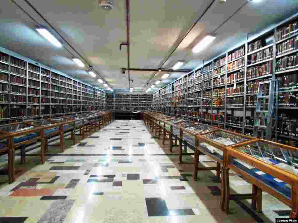 Архив рукописей в библиотеке аятоллы Мараши. 6 июля 2013 года.