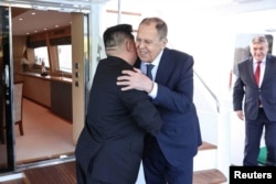 Дружеские объятия: Ким Чен Ын и Сергей Лавров в Вонсане (Северная Корея) 12 июля 2025 года