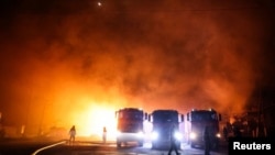 Пожежники працюють на місці, де критично важливий об'єкт інфраструктури був уражений ударами російських безпілотників поблизу міста Ніжин, 15 вересня 2025 року