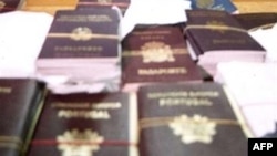 В ходе расследования журналистке удалось купить в различных странах Евросоюза 20 поддельных паспортов по цене от 250 до 1500 фунтов