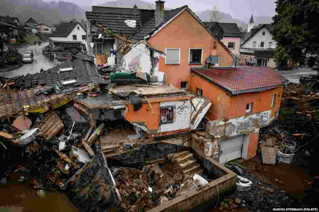 По данным местных властей, в районе Арвайлер к югу от Кельна пропавшими без вести числятся около 1300 человек. На фото: разрушения в деревне Шульд в районе Арвайлер, 16 июля 2021 года