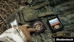 Шеврони і нашивки російських військових після боїв на Київщині, звідки вони були вибиті Збройними силами України. Село Мощун у Бучанському районі Київської області. 8 квітня 2022 року