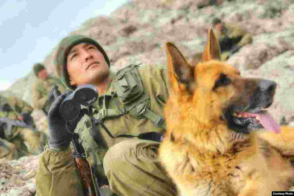 На страже рубежей страны. Фотография служащего Пограничной службы КР. Сделано в 2011 году на кыргызско-узбекской границе. Фото&nbsp;Болот Темиров