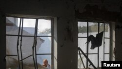 Взорванная талибами школа. Пакистан, 15 ноября 2011 года.  