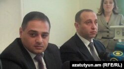 Новый и бывший руководители следственной группы по делу «1 марта» - Вагинак Заназян (слева) и Ваагн Арутюнян на пресс-конференции, Ереван, 12 декабря 2011 г.    