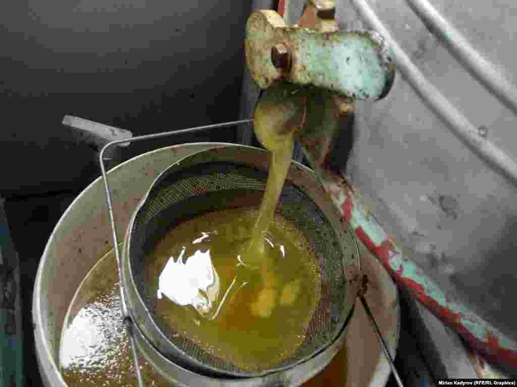 Бир бал челектен бир жолу тартканда 27-30 кг чейин бал чыгат.