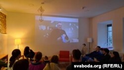 Пэрсанаж кліпа «Сяджу не за сябе», якога згенераваў штучны інтэлект.