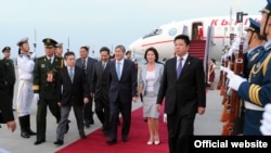 Кыргыз президенти Алмазбек Атамбаев жубайы менен Бээжин аба майданында. 4-июнь, 2012.