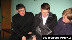 Сяргей Луканін гутарыць з Філіпам Кірдуном (пасярэдзіне).