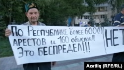 Участник акции протеста против ареста людей исповедующих ислам. Татарстан, Набережные Челны, 7 августа.     