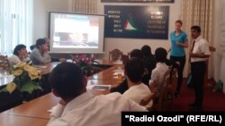 Суҳбати Клаудиа Бокел бо варзишгарони тоҷик