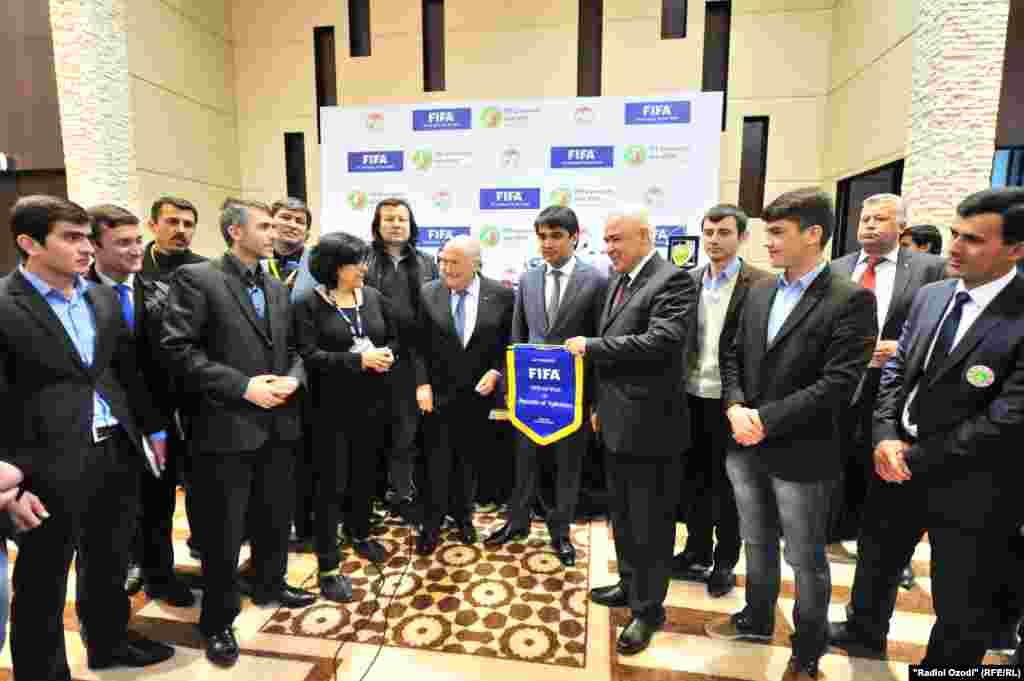Президенти ФИФ Йозеф Блаттер ба шореҳи варзиши Озодӣ Нарзуллоҳи Латиф вимпели Иттиҳодияи футболи ҷаҳонро супурд.
