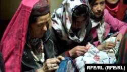 شماری از زنان بدخشی با لباس‌های محلی‌شان